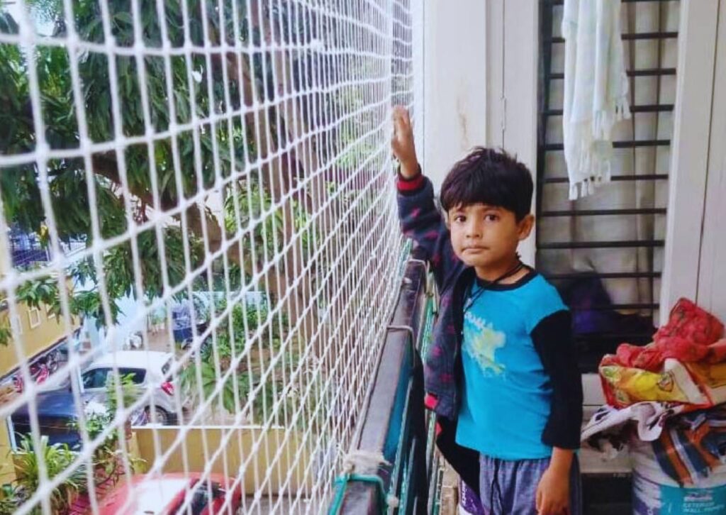Children safety nets for balconies and windows